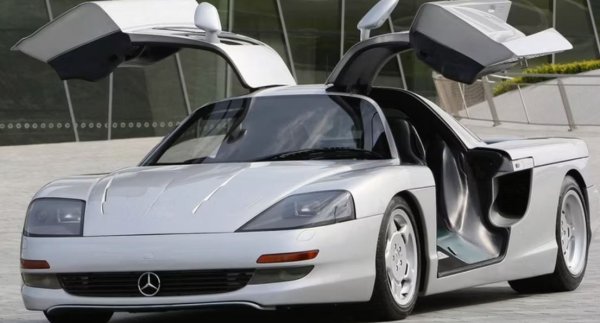 C112 е суперавтомобил със средноразположен двигател, направен от Mercedes, който основно е трябвало да се използва като тестово превозно средство за бъдещи разработки. Ако се беше стигнало до серийно производство, моделът щеше да се изправи срещу Lamborghini Diablo и Jaguar XJ220.

Под капака има 6.0 Mercedes V12 с 402 к.с. и 428 Hm въртящ момент. Той може да ускори до 100 км/ч за 4,9 секунди при максимална скорост от 308 км/ч. Това е концептуална кола, която предлага приятно изживяване при шофиране и дори има работещ интериор.
